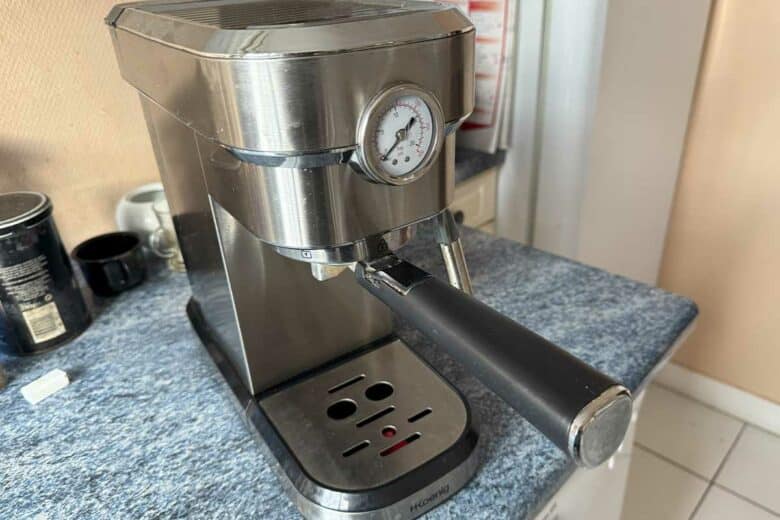 Une cafetière usagée.