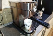 Une machine expresso sur un plan de travail.
