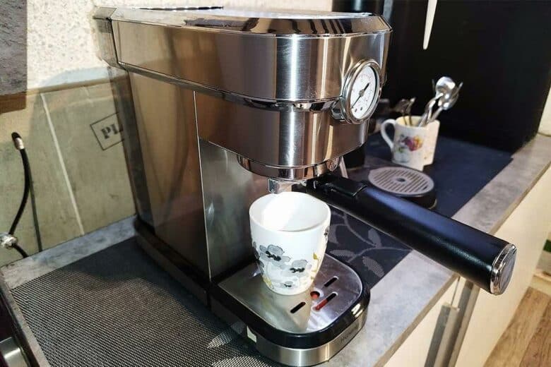 Une machine expresso sur un plan de travail.
