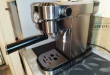 Une cafetière expresso.