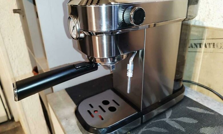 Une cafetière expresso.