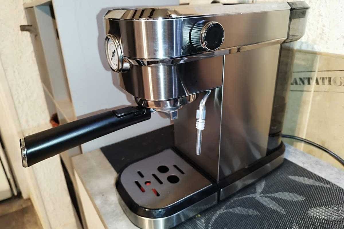 Une cafetière expresso.