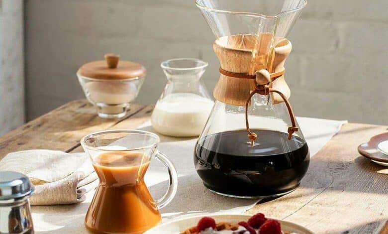 Une table pour le déjeuner avec du café.