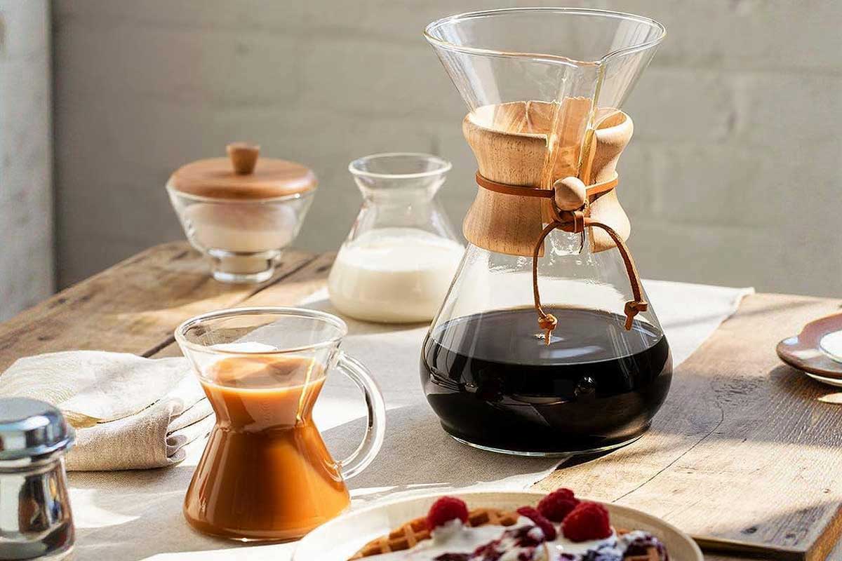 Une table pour le déjeuner avec du café.