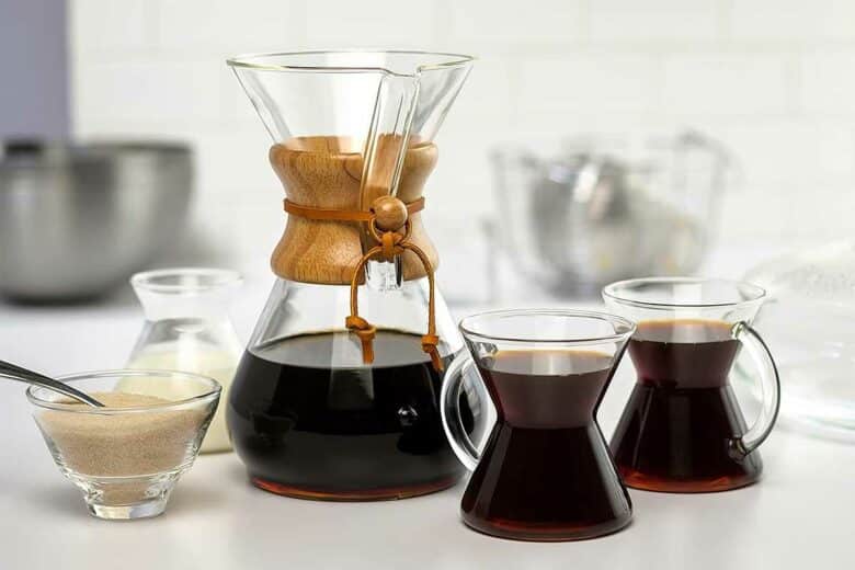 Cafetière Chemex et tasses de café.