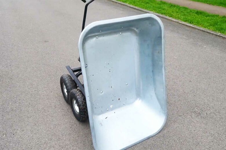 Un chariot avec une benne basculante.
