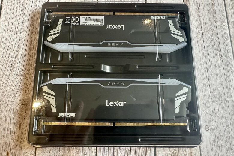 À l’intérieur, le kit DDR5 Lexar ARES RGB 32 Go dévoile deux barrettes élégantes au design racé, prêtes à booster n’importe quelle configuration.