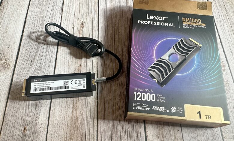 Lexar Professional NM1090 dans son emballage d’origine, accompagné de son câble de ventilation et de son dissipateur thermique déjà intégré. Prêt à être installé en un clin d'œil.