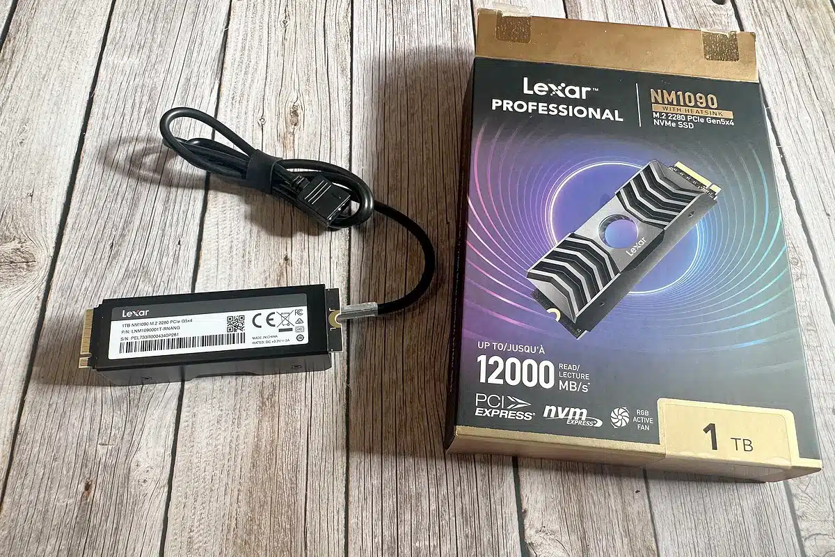 Lexar Professional NM1090 dans son emballage d’origine, accompagné de son câble de ventilation et de son dissipateur thermique déjà intégré. Prêt à être installé en un clin d'œil.
