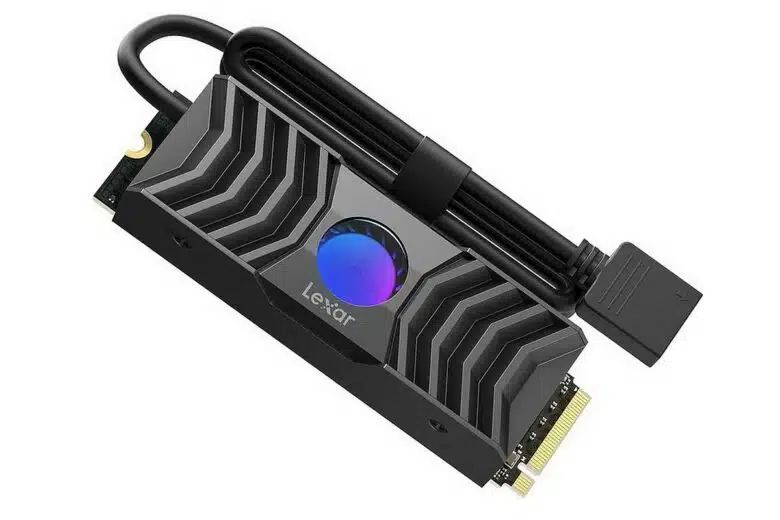 Zoom sur le Lexar Professional NM1090 et son dissipateur thermique noir stylisé, ventilateur central et RGB intégré. Une performance qui se voit et s’entend (un peu).