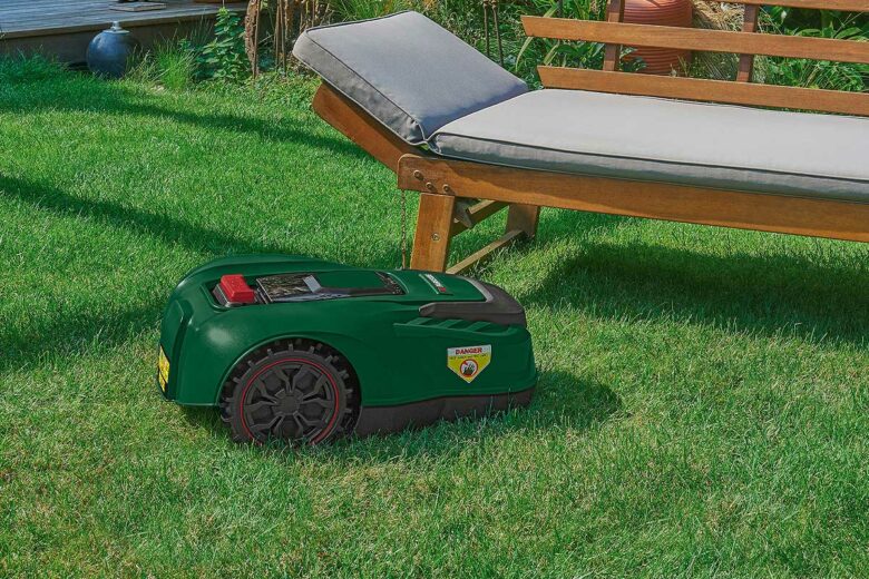 Un robot tondeuse parkside.