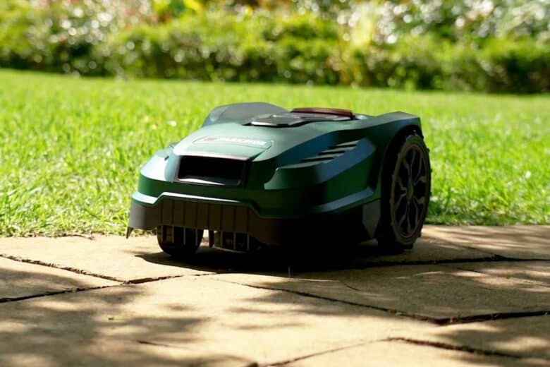 Un robot tondeuse qui rejoint sa base.