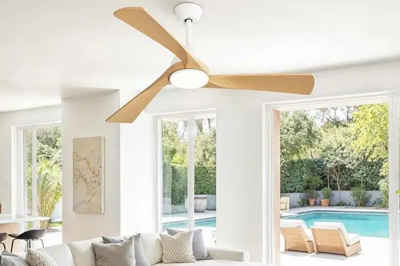 Un ventilateur de plafond dans le salon.