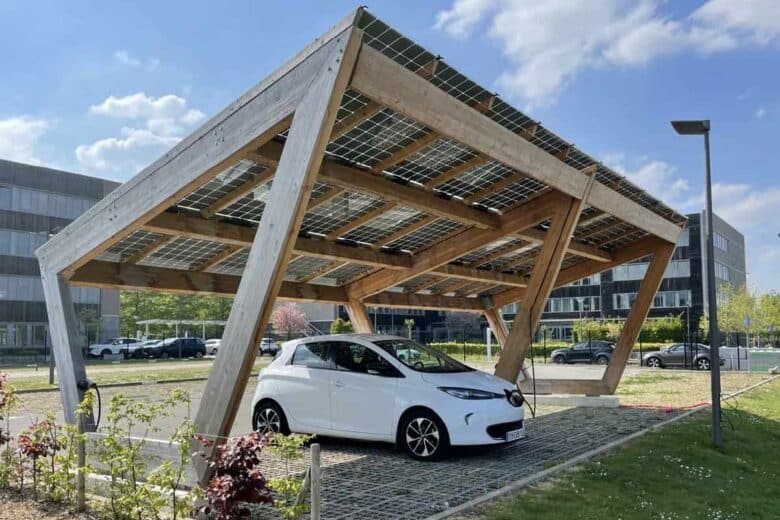 Une ombrière photovoltaïque et des bornes de recharge en bois.