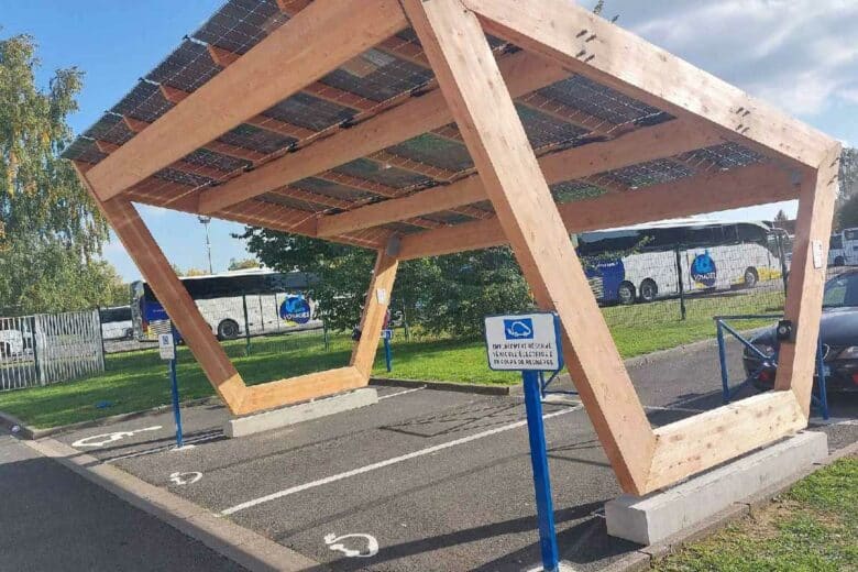 Du bois de sapin de Douglas issu de forêts françaises pour rendre les carports solaires et les bornes de recharge plus durables.