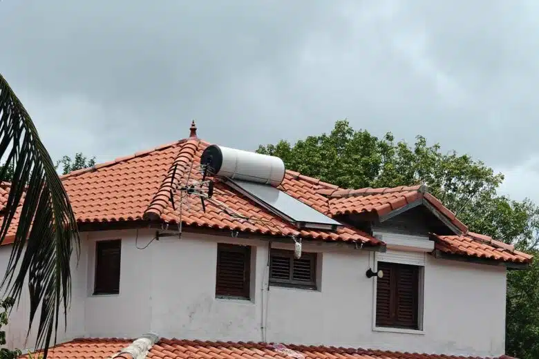 Un chauffe-eau solaire sur un toit d'habitation.