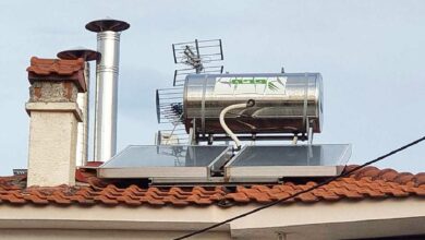 Un chauffe-eau solaire à thermosiphon.