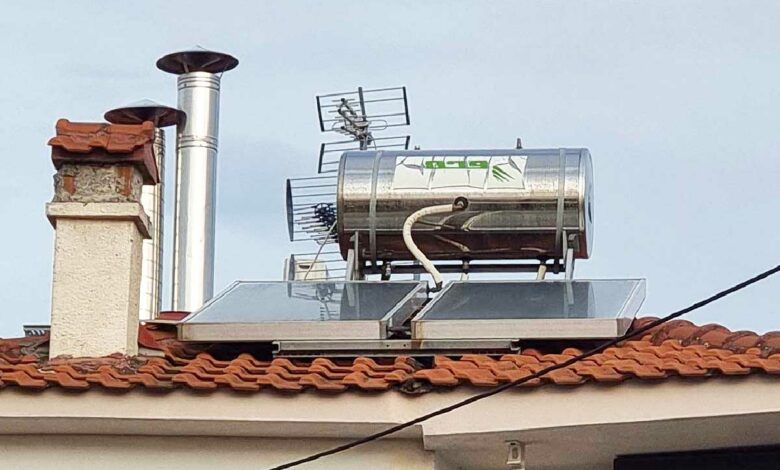Un chauffe-eau solaire à thermosiphon.