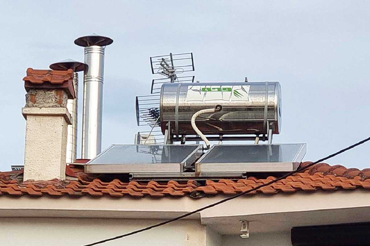 Un chauffe-eau solaire à thermosiphon.