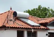 Un chauffe-eau solaire sur un toit.