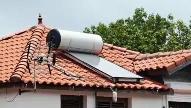 Un chauffe-eau solaire sur un toit.
