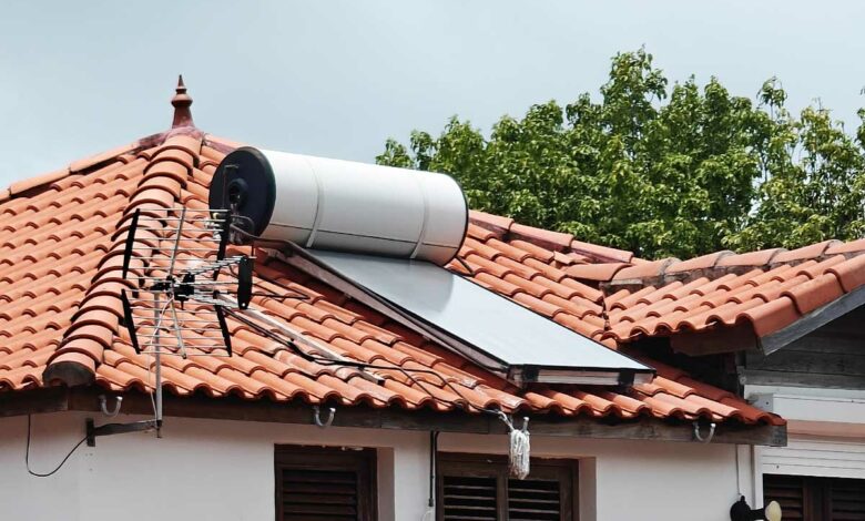 Un chauffe-eau solaire sur un toit.