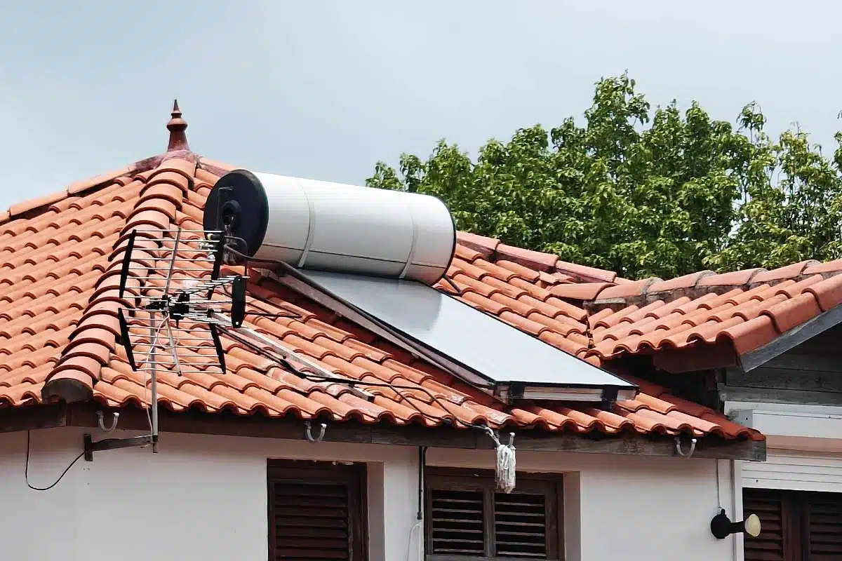 Un chauffe-eau solaire sur un toit.