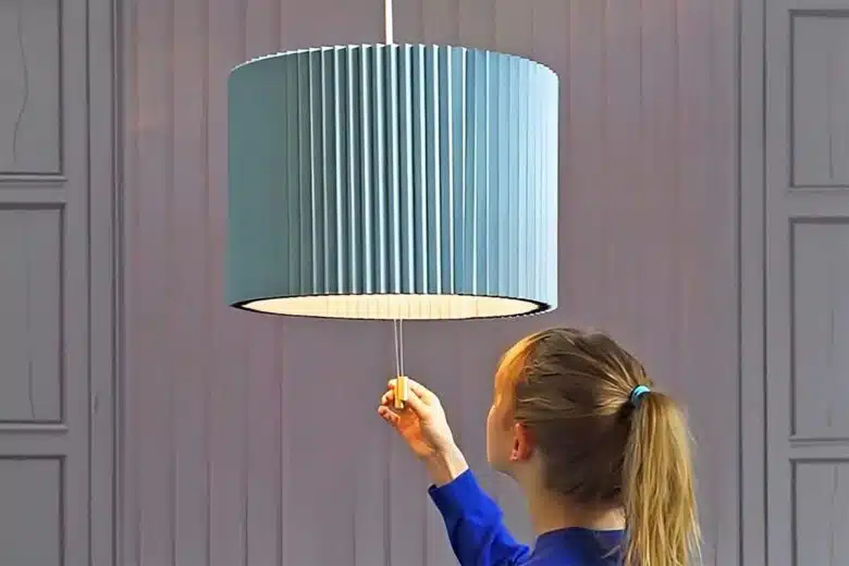 Une lampe de plafond modulable.