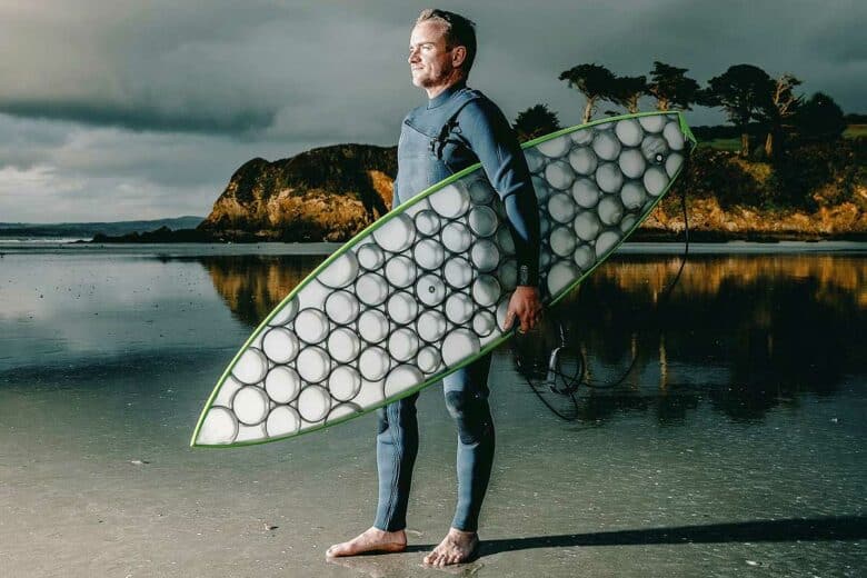 Une planche de surf fabriquée avec de la sargasse.