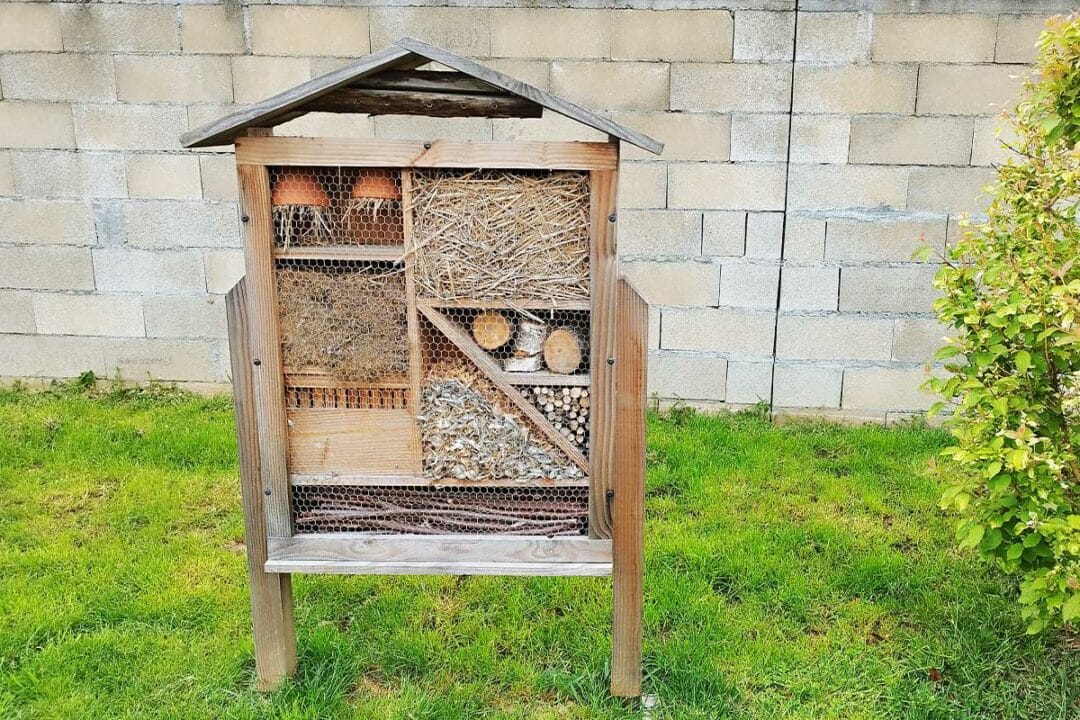 Un hôtel à insectes dans un jardin.