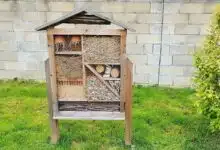 Un hôtel à insectes dans un jardin.