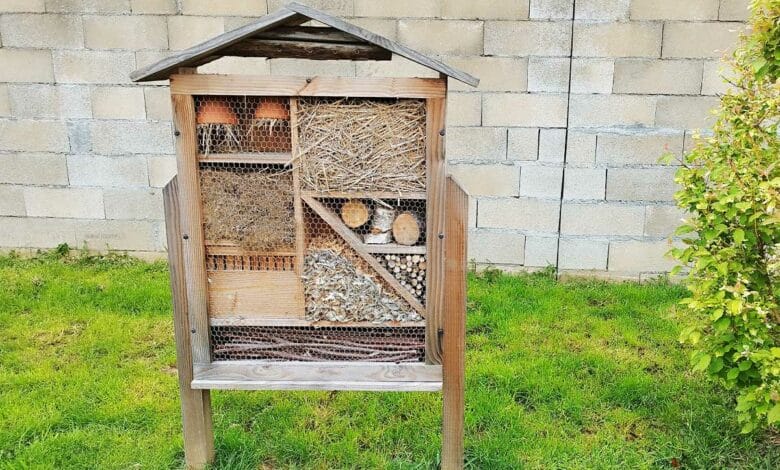 Un hôtel à insectes dans un jardin.