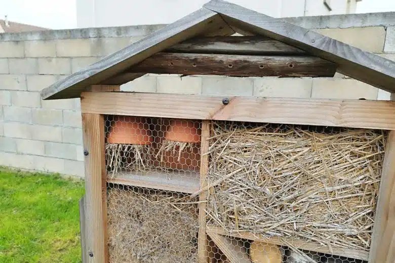 Détail d'un hôtel à insectes.