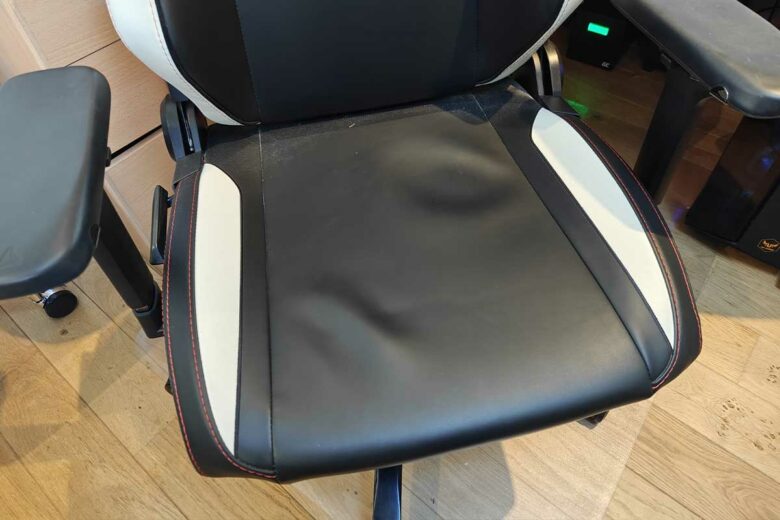 De lourdes chaises encombrantes.