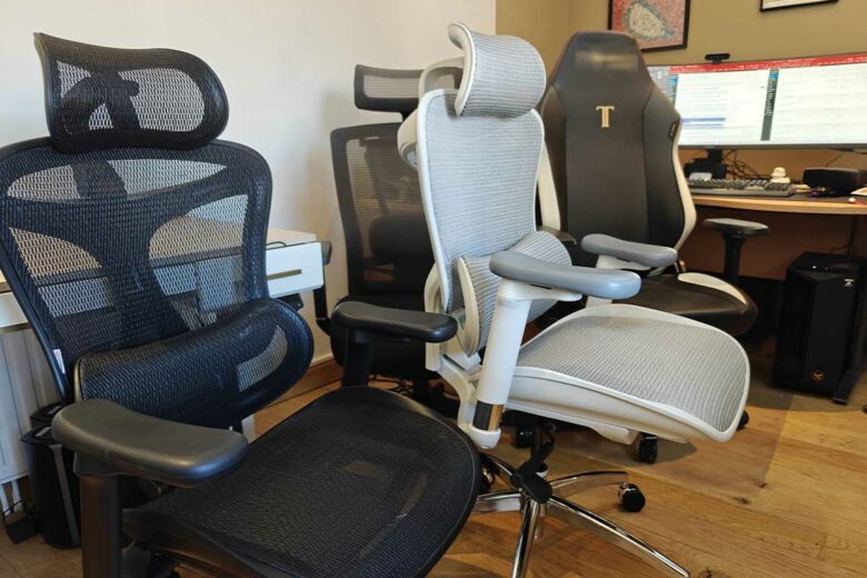 Plusieurs chaises gaming et chaises ergonomiques.