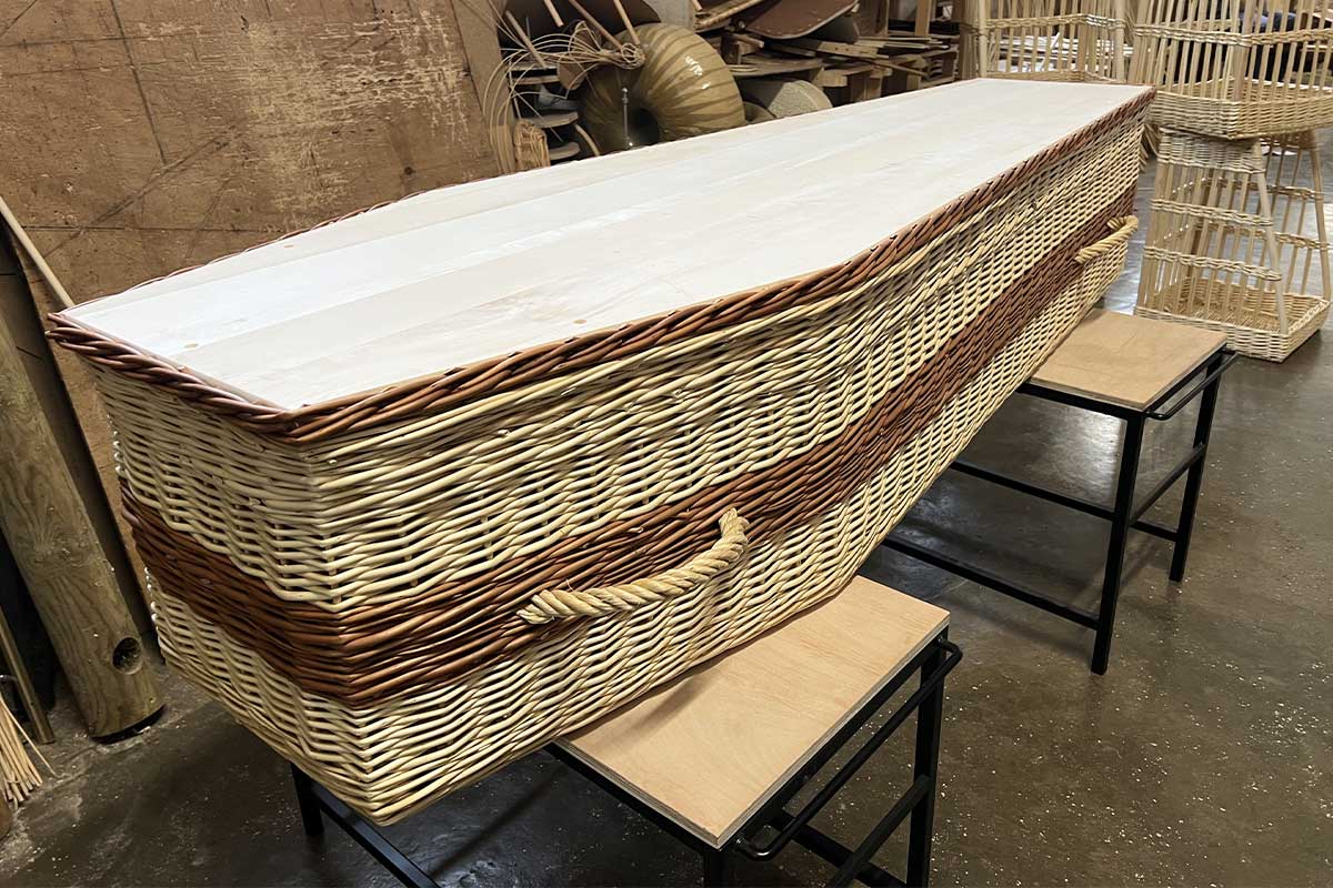 Un cercueil en osier bicolore.