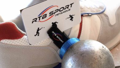 Un accessoire qui se fixe à la chaussure pour aimanter et ramasser ses boules de pétanque.