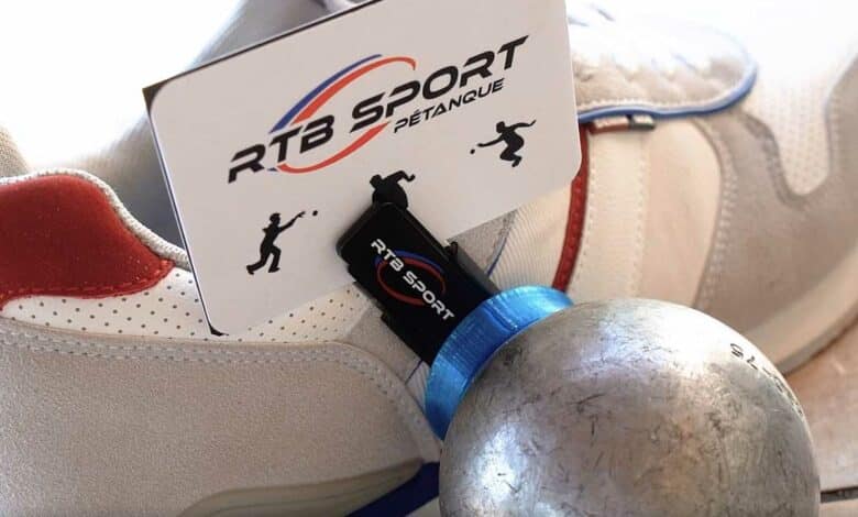 Un accessoire qui se fixe à la chaussure pour aimanter et ramasser ses boules de pétanque.