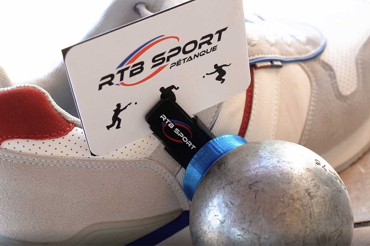 Un accessoire qui se fixe à la chaussure pour aimanter et ramasser ses boules de pétanque.