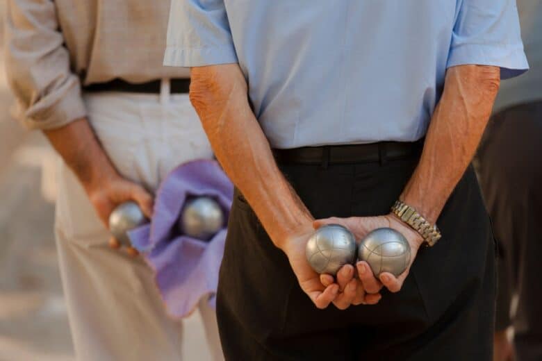 Des personnes qui jouent à la pétanque.