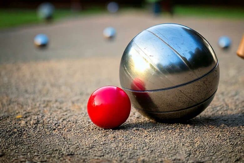 Une boule de pétanque contre un cochonnet.