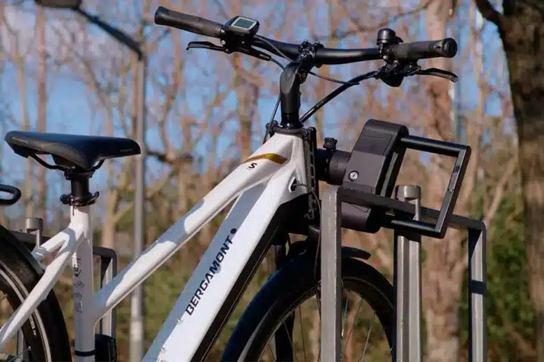 Un vélo attaché avec un antivol.