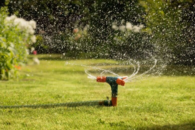 Une buse d'arrosage automatique dans un jardin.