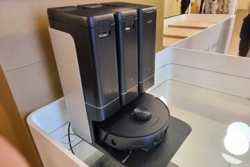 Un robot aspirateur avec une station de lavage complète.