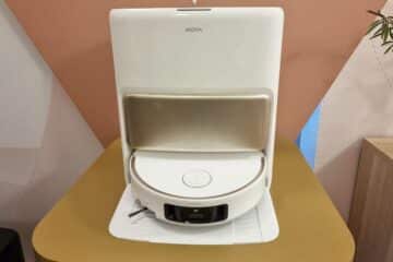 Le robot aspirateur V50 Ultra Complete sur sa station.