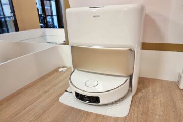 Le robot aspirateur MOVA V50 Ultra Complete sur sa base.
