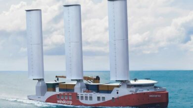 Un cargo avec des voiles en guise de propulsion.