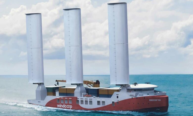 Un cargo avec des voiles en guise de propulsion.
