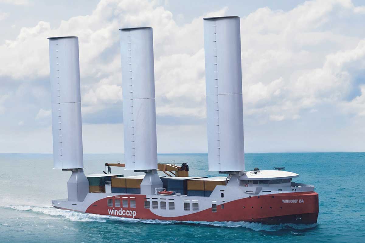 Un cargo avec des voiles en guise de propulsion.