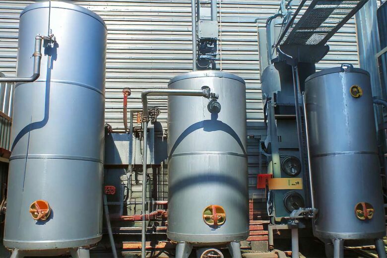 Des cuves de stockage pour l'air liquide.